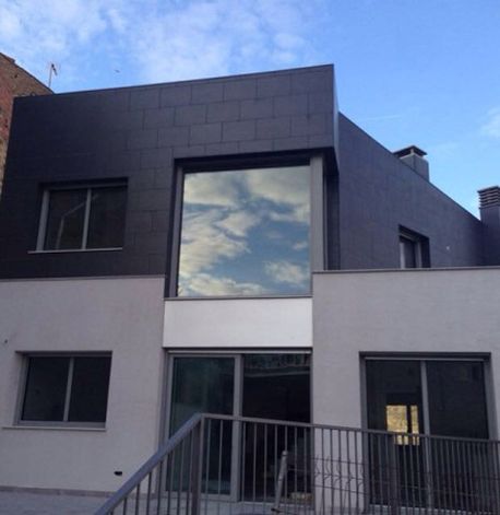 Arquitecto Lluís Gironès casa de color gris con plomo